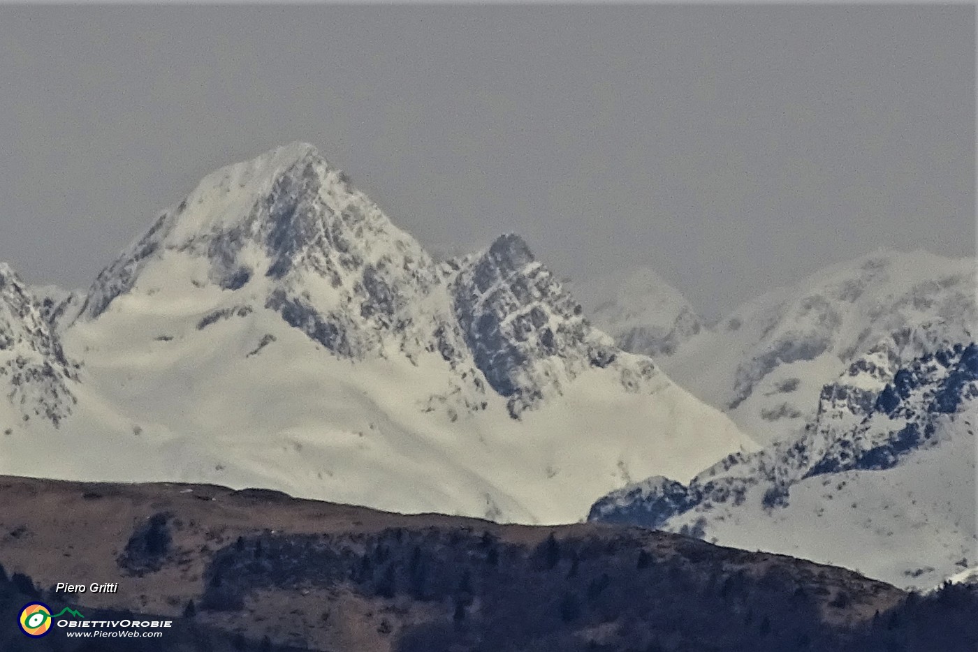 75 Si vede, allo zoom, anche il Pizzo del Diavolo ben innevato !.JPG